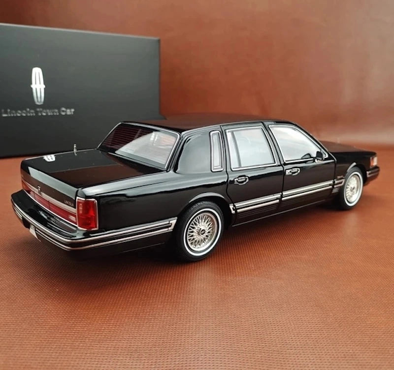 [OEM] 1:18 Lincoln 1990 Town Black Model Car Die-Cast