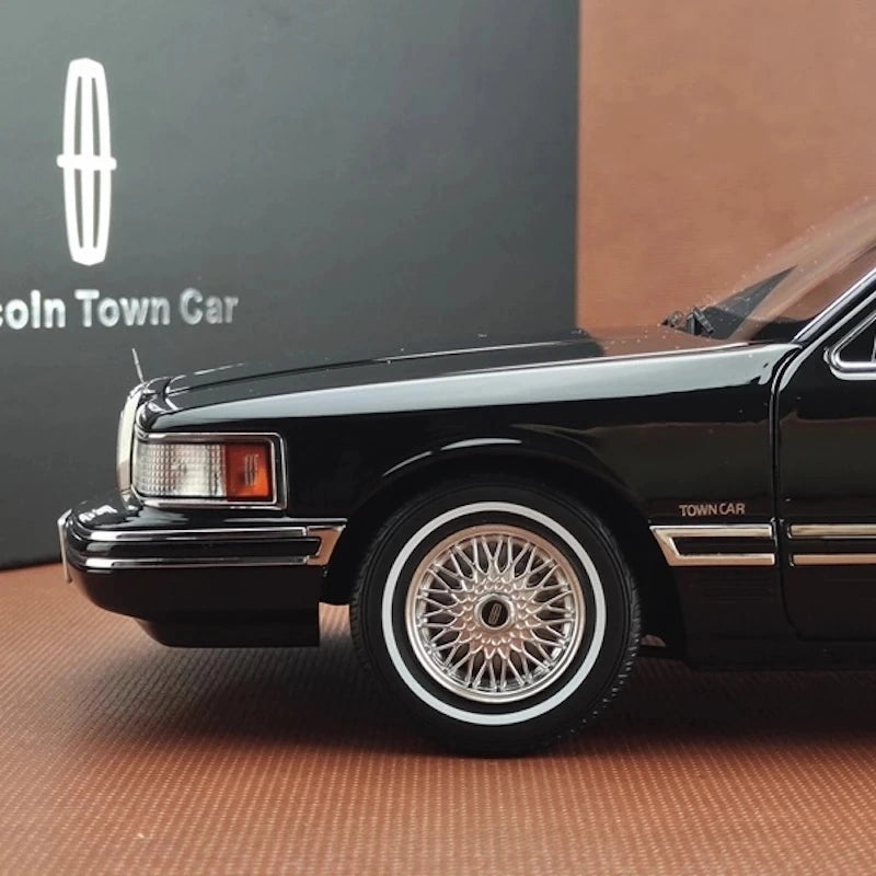 [OEM] 1:18 Lincoln 1990 Town Black Model Car Die-Cast