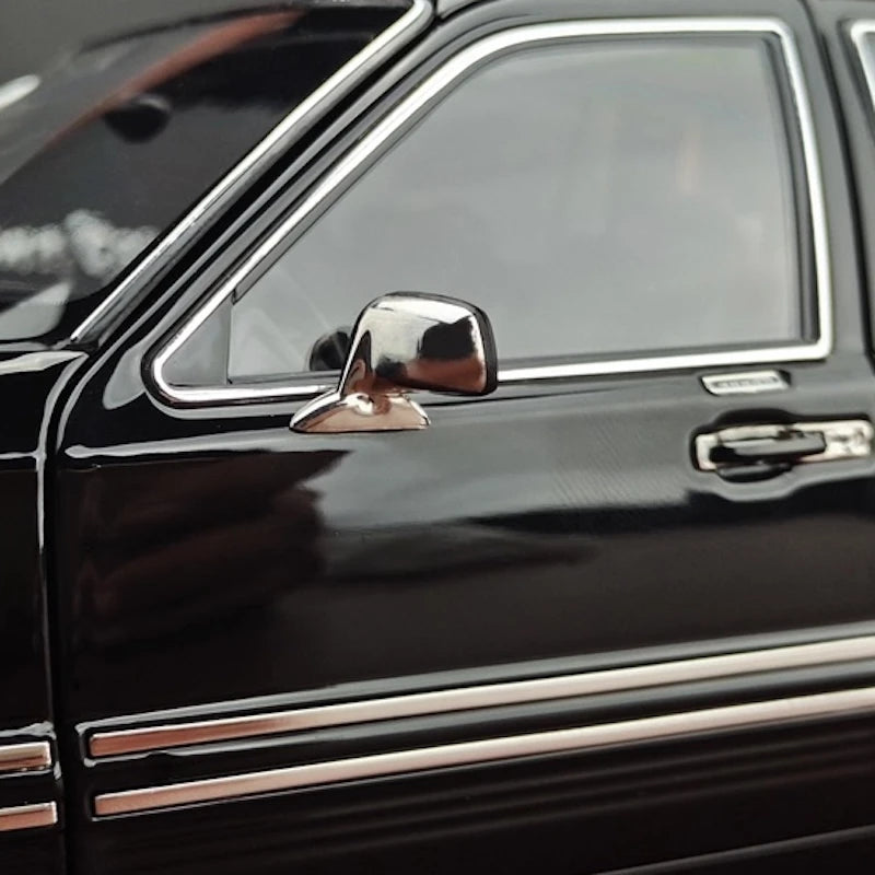 [OEM] 1:18 Lincoln 1990 Town Black Model Car Die-Cast