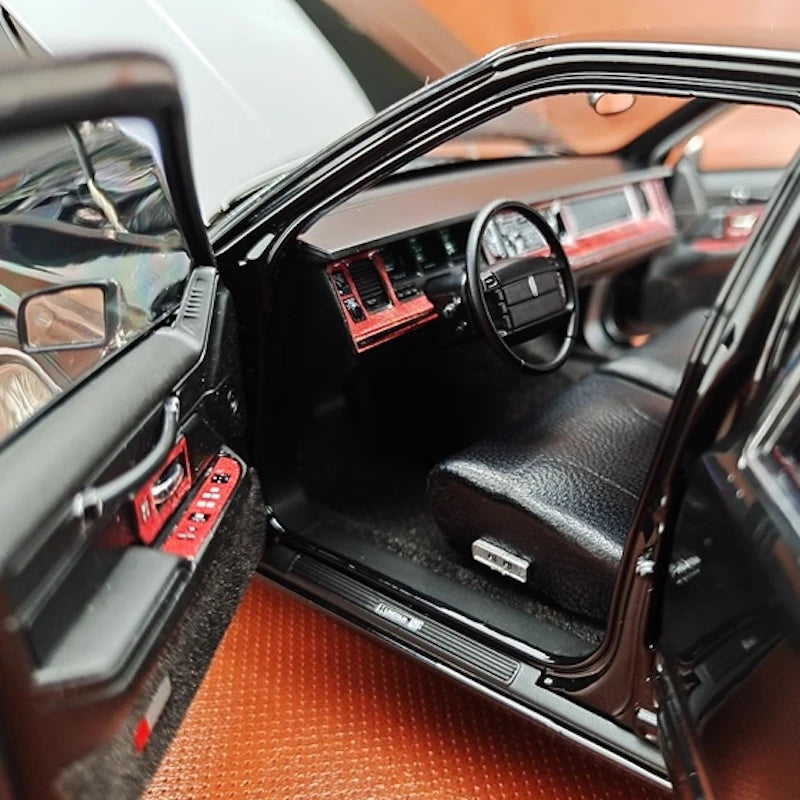 [OEM] 1:18 Lincoln 1990 Town Black Model Car Die-Cast