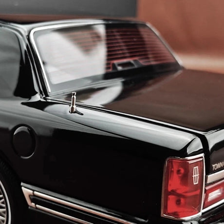[OEM] 1:18 Lincoln 1990 Town Black Model Car Die-Cast