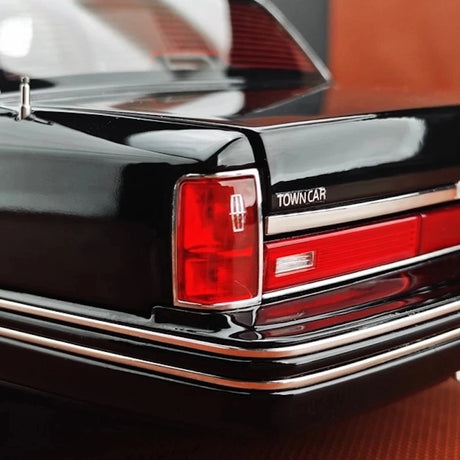 [OEM] 1:18 Lincoln 1990 Town Black Model Car Die-Cast