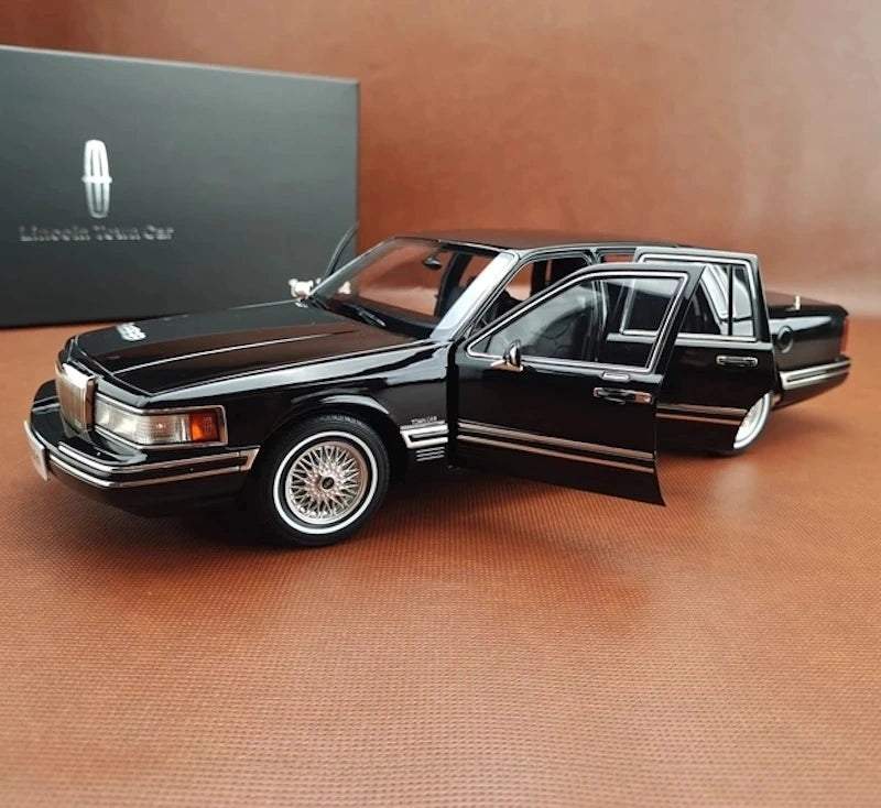 [OEM] 1:18 Lincoln 1990 Town Black Model Car Die-Cast