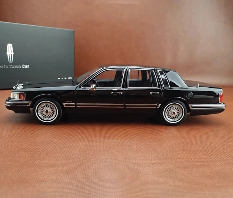 [OEM] 1:18 Lincoln 1990 Town Black Model Car Die-Cast