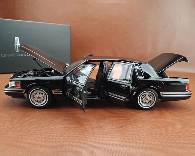 [OEM] 1:18 Lincoln 1990 Town Black Model Car Die-Cast