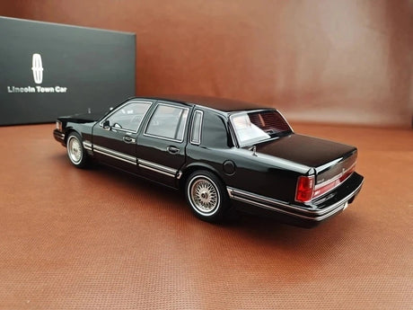 [OEM] 1:18 Lincoln 1990 Town Black Model Car Die-Cast