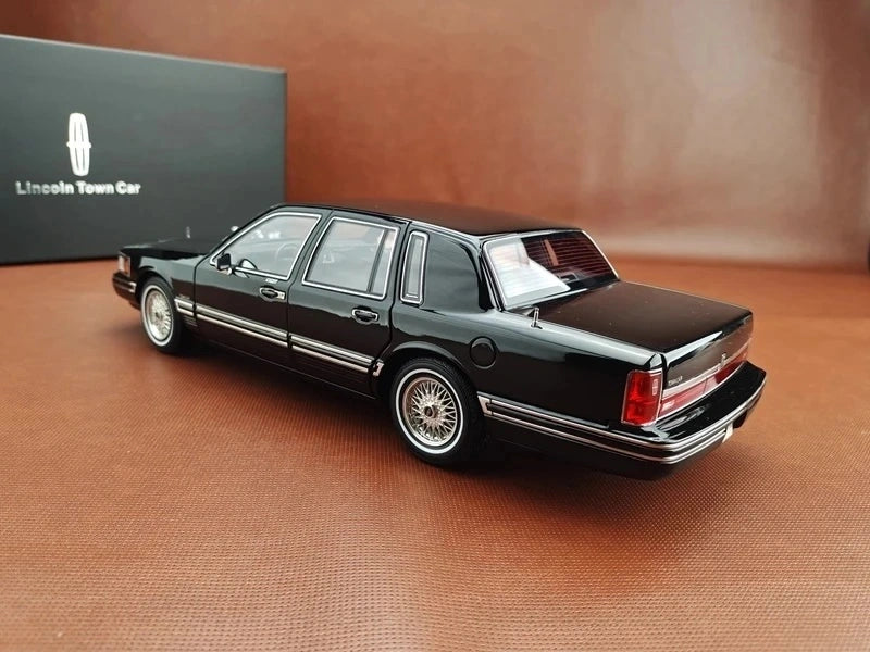 [OEM] 1:18 Lincoln 1990 Town Black Model Car Die-Cast