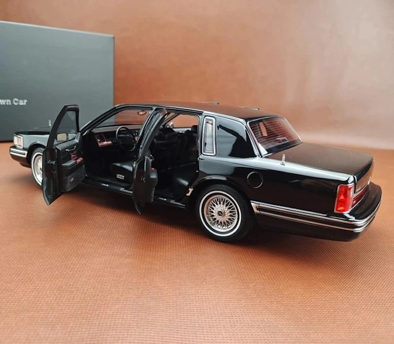 [OEM] 1:18 Lincoln 1990 Town Black Model Car Die-Cast