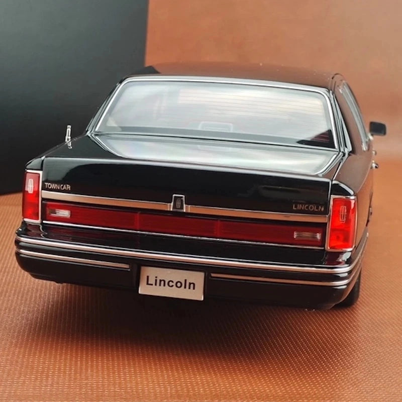 [OEM] 1:18 Lincoln 1990 Town Black Model Car Die-Cast