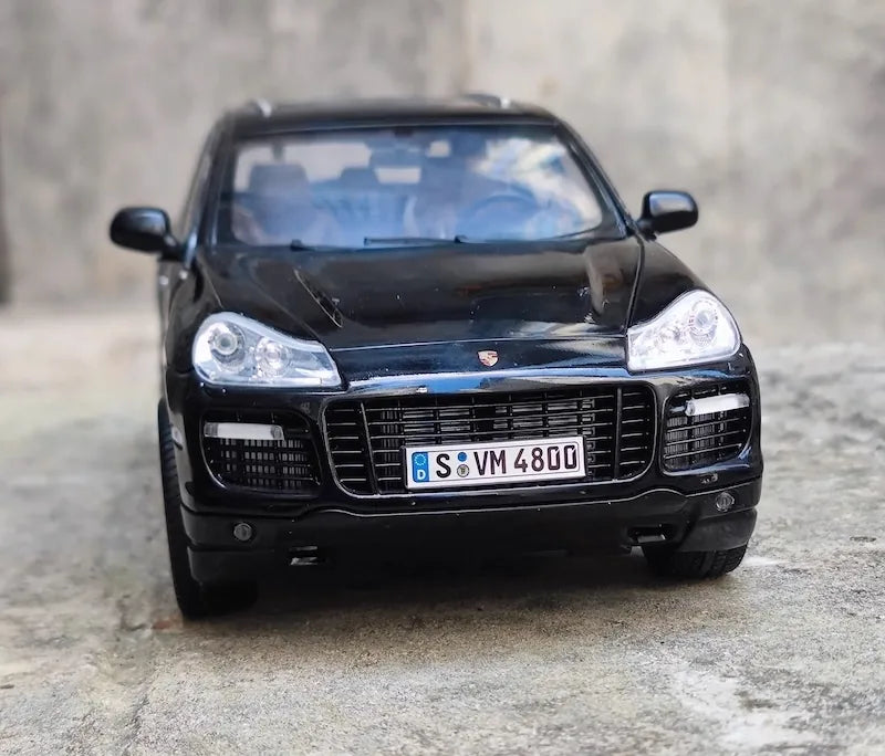 [OEM] 1:18 Porsche 2008 Cayenne Turbo Black Model Car Die-Cast