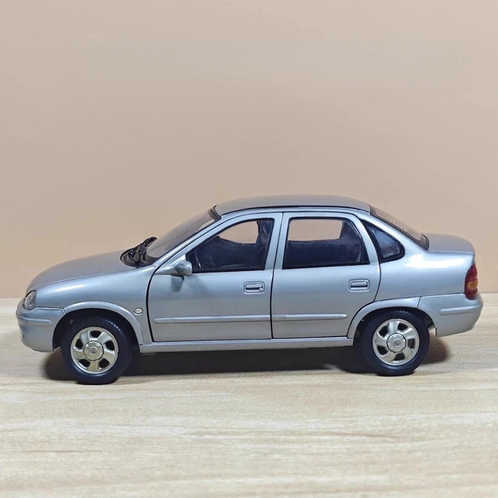 [OEM] 1:18 Buick 2001 Sail Silver Model Car Die-Cast