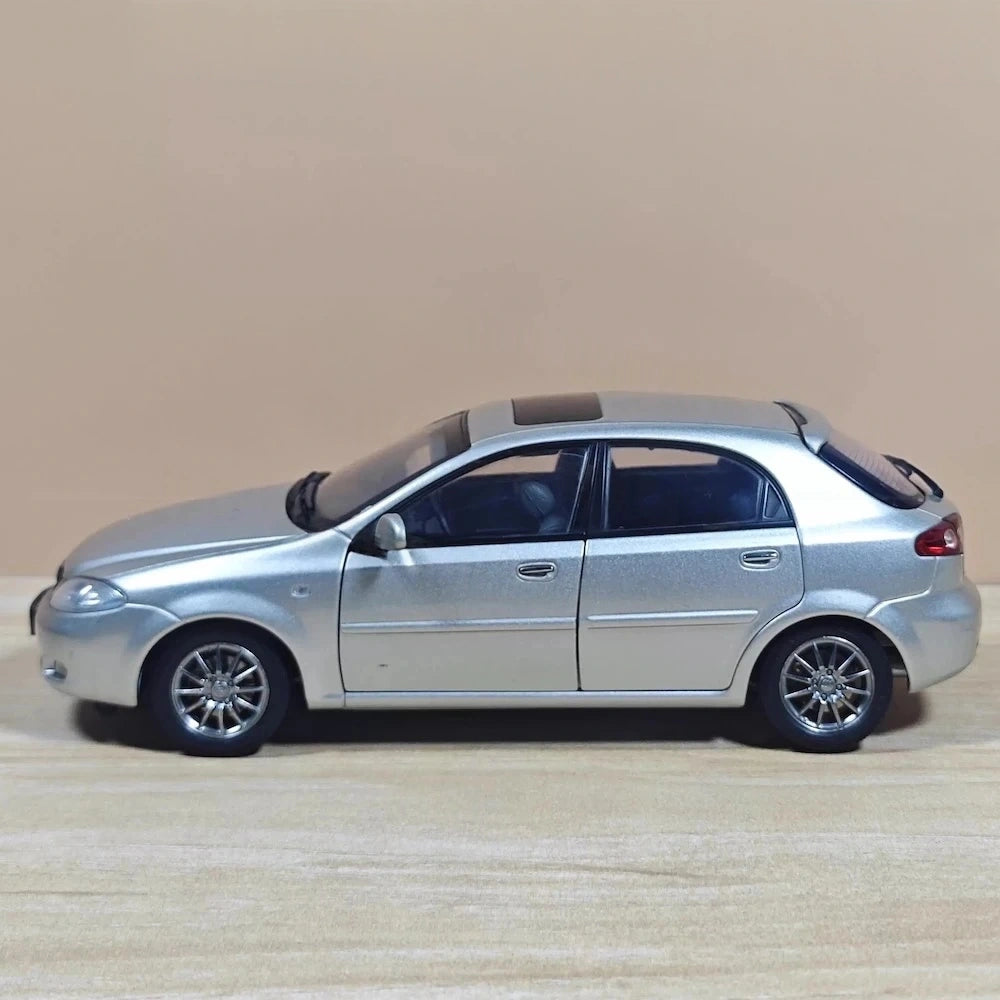 [OEM] 1:18 Buick 2004 HRV zilver modelauto Die-Cast