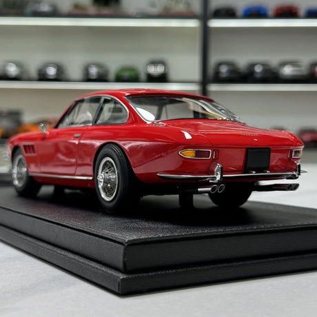 [OEM] 1:18 Ferrari 1967 330 GT 2+2 Series II rood modelauto Die-Cast