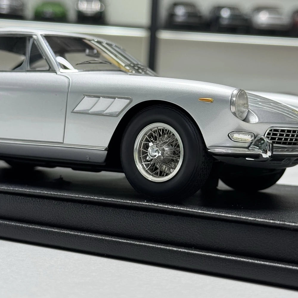 [OEM] 1:18 Ferrari 1967 330 GT 2+2 Series II Silver Model Car Die-Cast