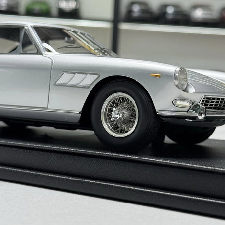 [OEM] 1:18 Ferrari 1967 330 GT 2+2 Series II zilver modelauto Die-Cast