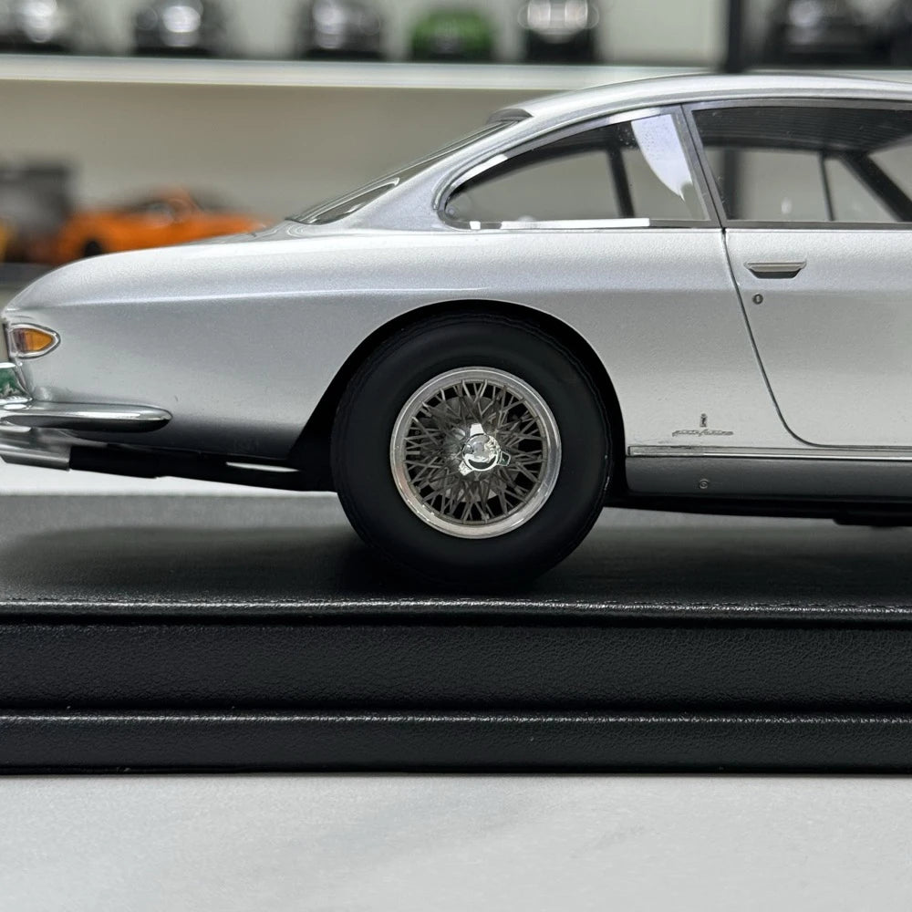[OEM] 1:18 Ferrari 1967 330 GT 2+2 Series II Silver Model Car Die-Cast