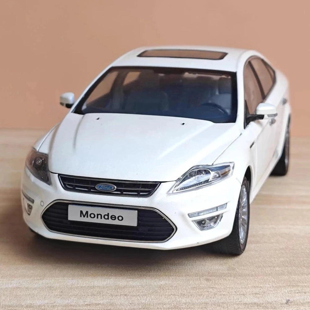 [OEM] 1:18 Ford 2011 Mondeo wit modelauto Die-Cast