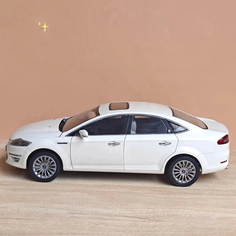 [OEM] 1:18 Ford 2011 Mondeo wit modelauto Die-Cast