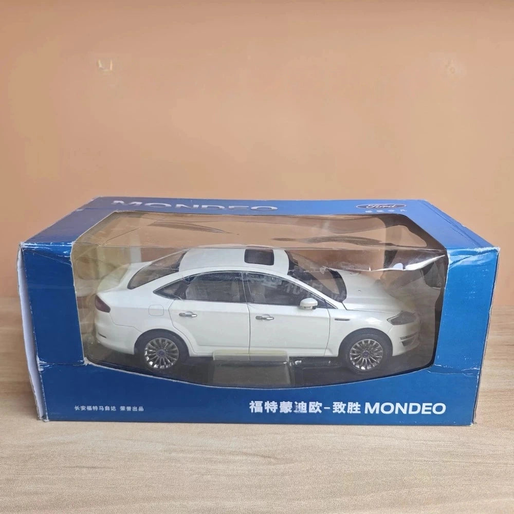 [OEM] 1:18 Ford 2011 Mondeo wit modelauto Die-Cast