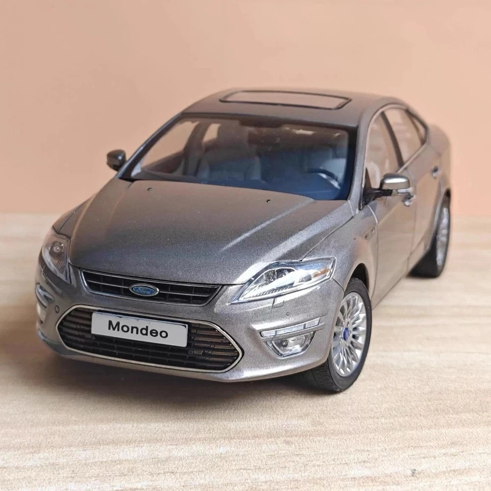 [OEM] 1:18 Ford 2011 Mondeo grijs modelauto Die-Cast