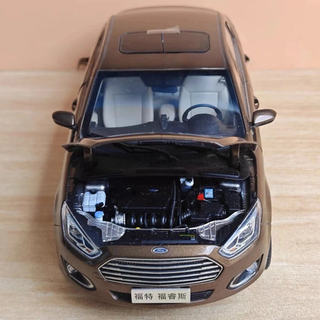 [OEM] 1:18 Ford 2014 Escort bruin modelauto Die-Cast