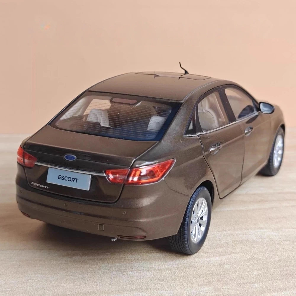 [OEM] 1:18 Ford 2014 Escort bruin modelauto Die-Cast