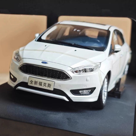 [OEM] 1:18 Ford 2015 Focus wit modelauto Die-Cast