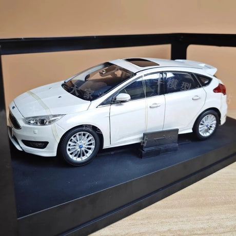 [OEM] 1:18 Ford 2015 Focus wit modelauto Die-Cast