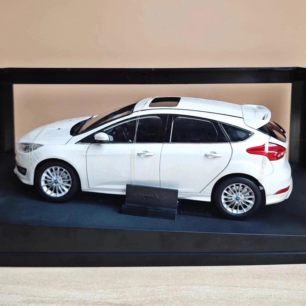 [OEM] 1:18 Ford 2015 Focus wit modelauto Die-Cast