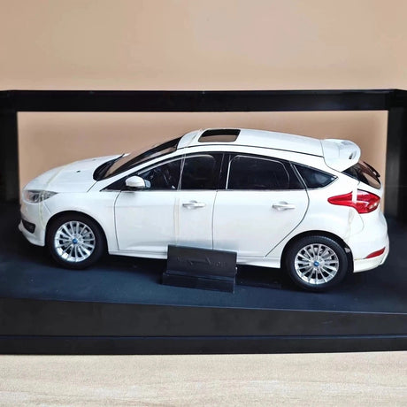 [OEM] 1:18 Ford 2015 Focus wit modelauto Die-Cast