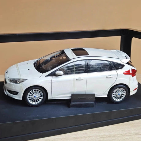[OEM] 1:18 Ford 2015 Focus wit modelauto Die-Cast