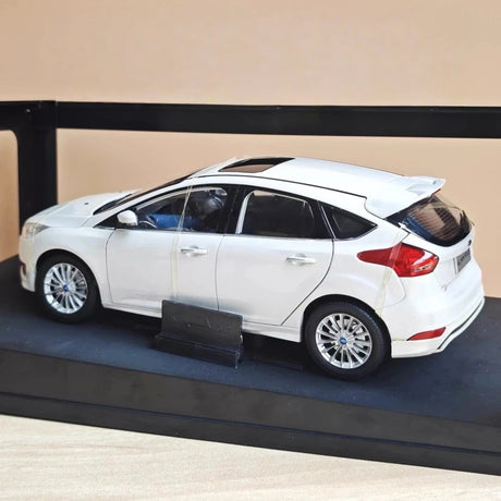[OEM] 1:18 Ford 2015 Focus wit modelauto Die-Cast