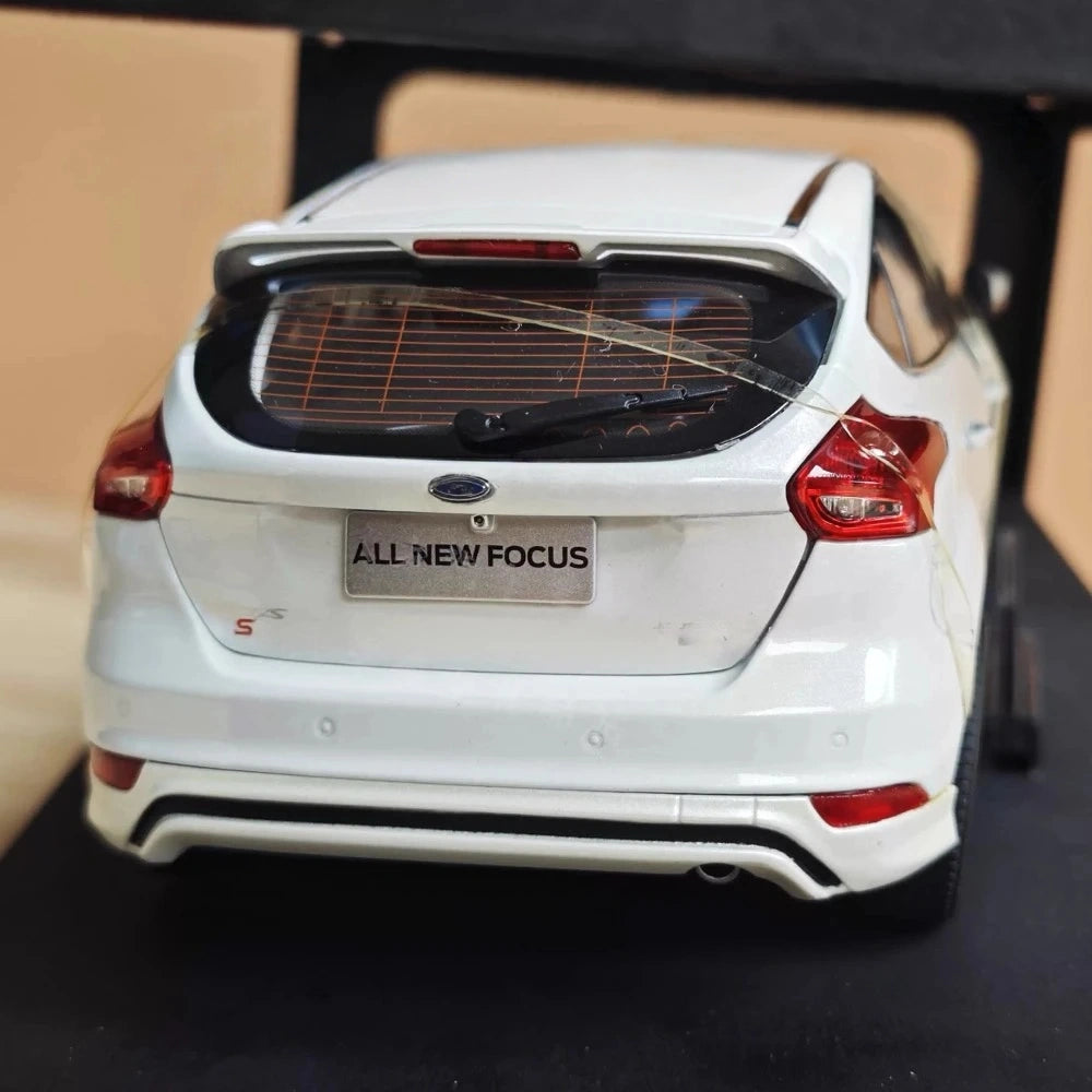 [OEM] 1:18 Ford 2015 Focus wit modelauto Die-Cast