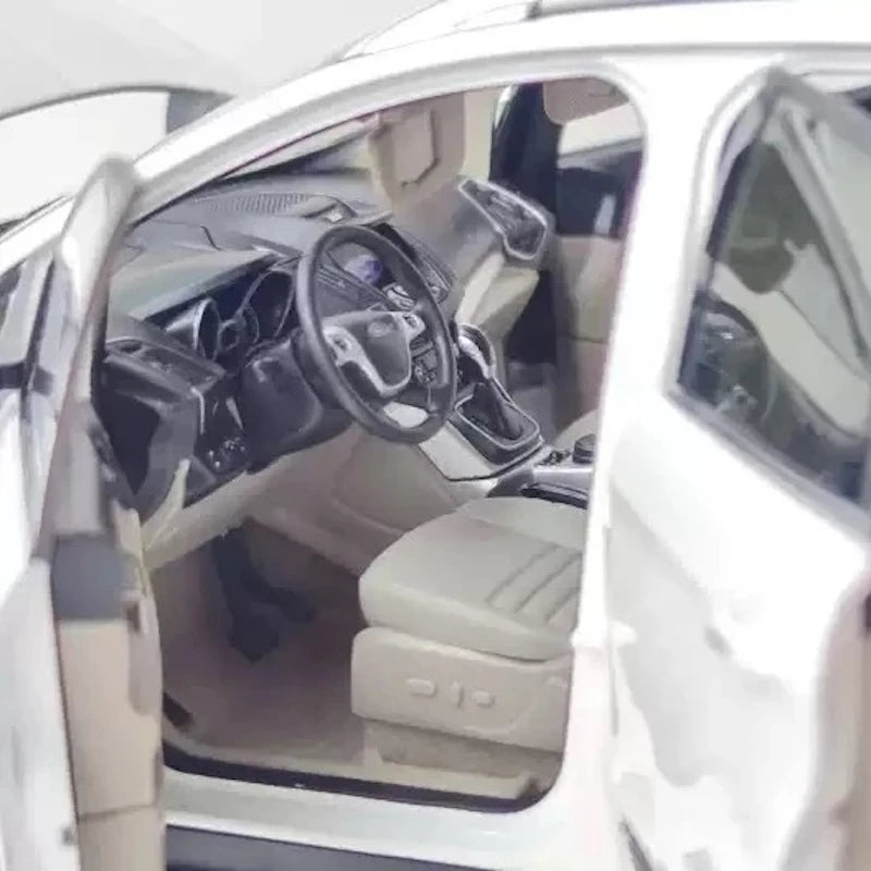 [OEM] 1:18 Ford 2015 Kuga White Model Car Die-Cast
