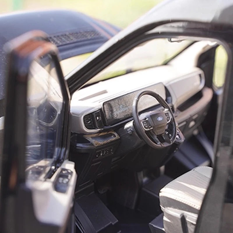 [OEM] 1:18 Ford 2024 Transit T8 Black Model Car Die-Cast