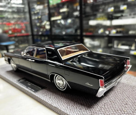 [OEM] 1:18 Lincoln 1965 Continental Sedan Black Model Car Resin