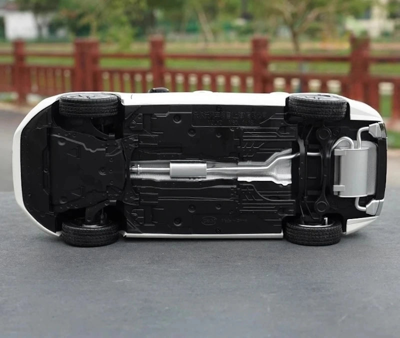 [OEM] 1:18 Volvo 2014 V60 White Model Car Die-Cast
