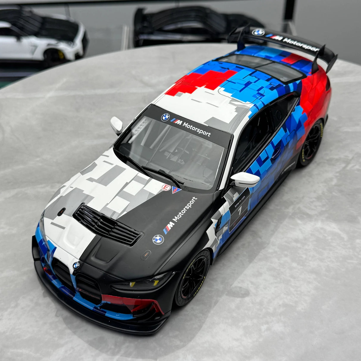 BMW 2024 M4 GT4 #1 M 모터스포츠 도색 1:18 OTTO 제작 레진 모델 카 - 뷰 2