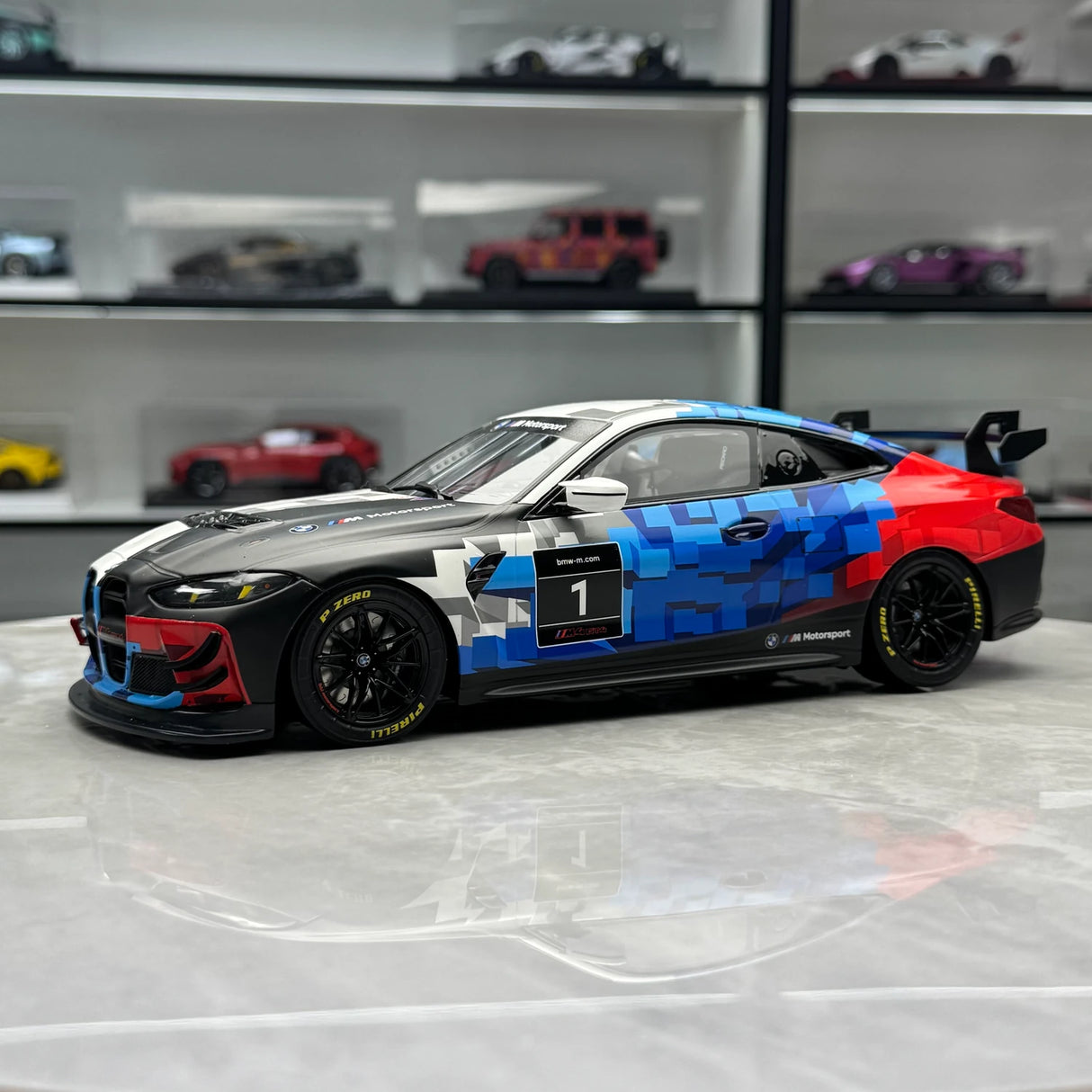 BMW 2024 M4 GT4 #1 M 모터스포츠 도색 1:18 OTTO 제작 레진 모형 차량 - 뷰 3