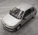 [OTTO] 1:18 Peugeot 1995 106 argento modellino di auto resina