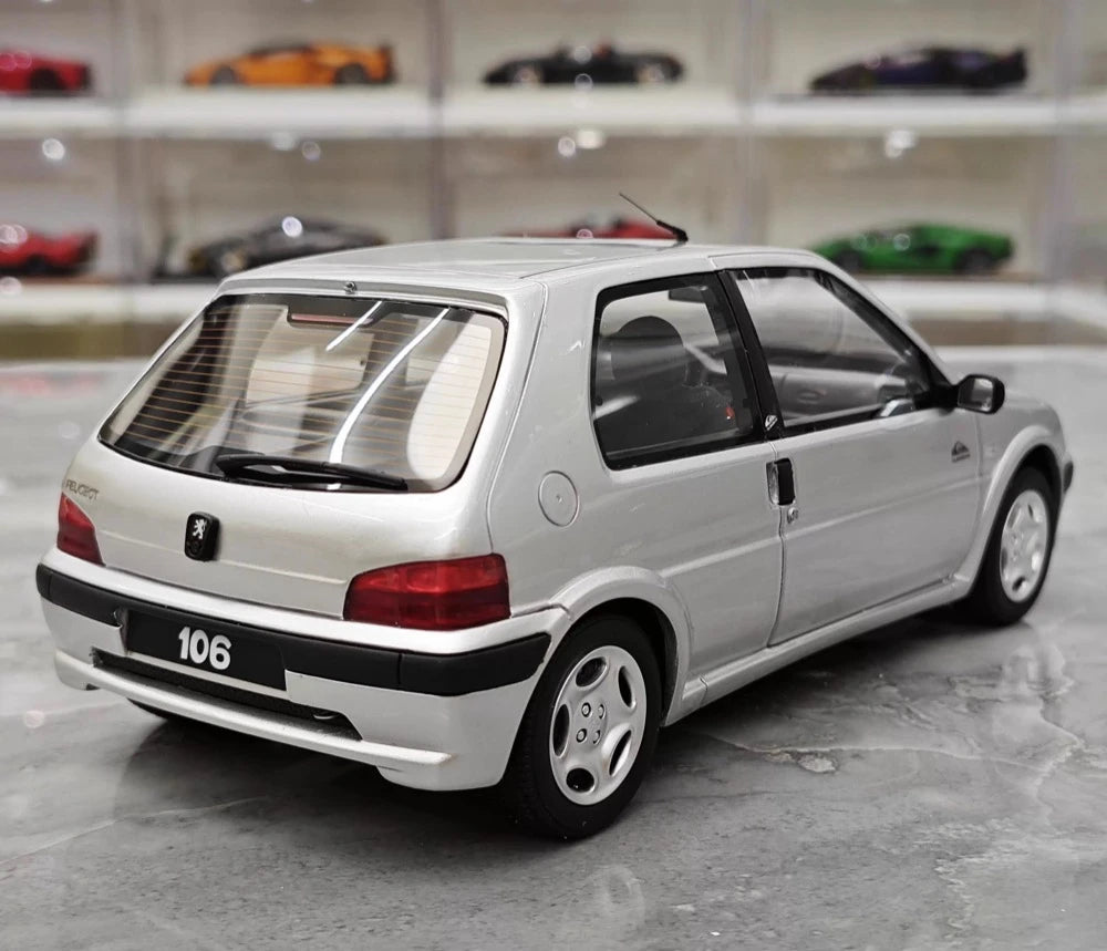 [OTTO] 1:18 Peugeot 1995 106 argento modellino di auto resina