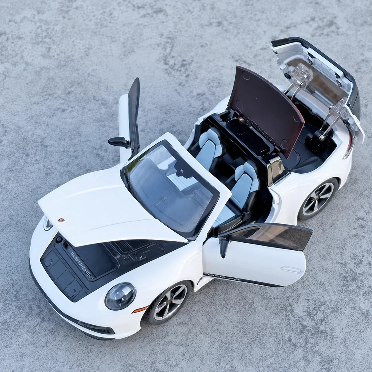 Porsche 2020 911 Carrera Cabriolet vit 1:32 – pressgjuten visningsmodell