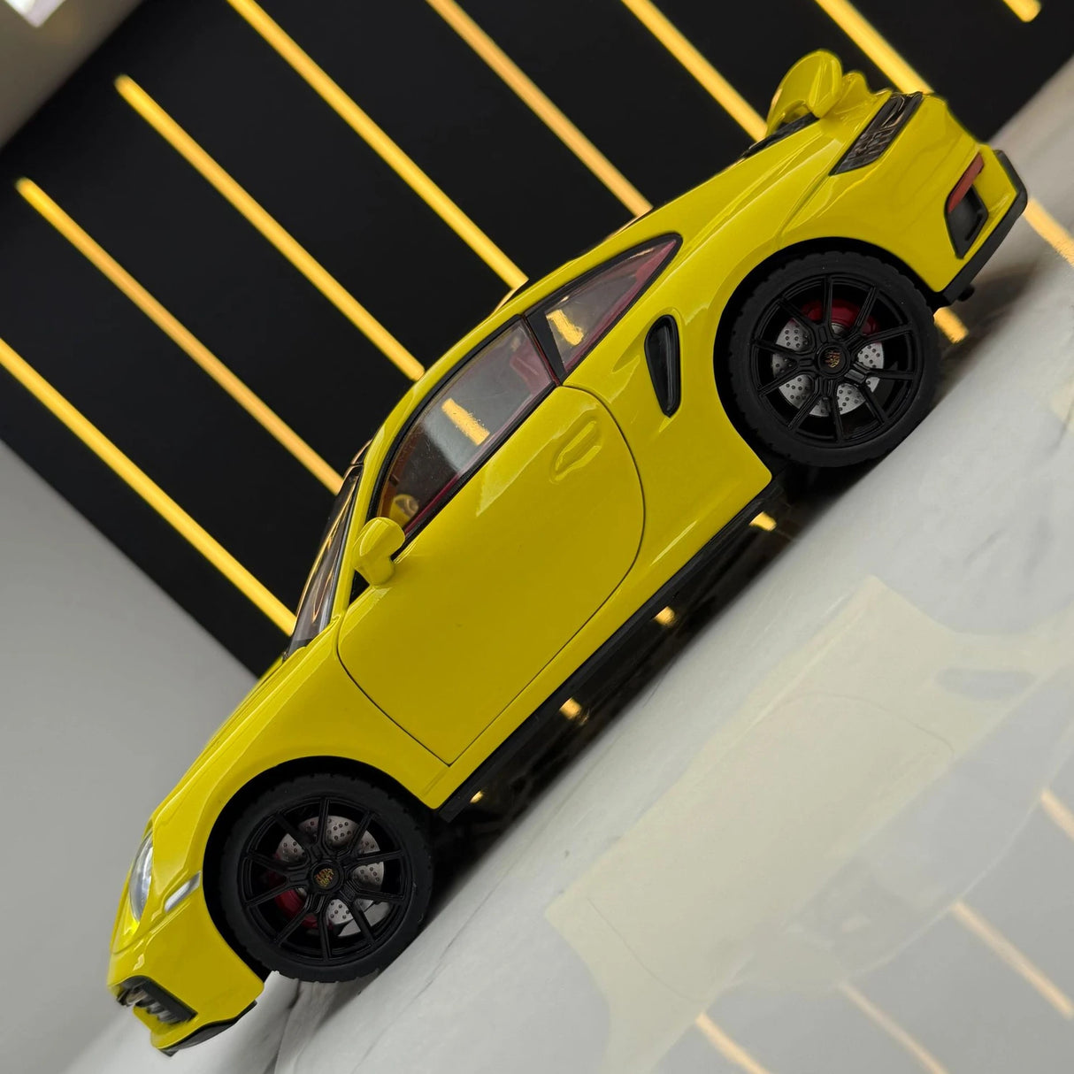 Porsche 2021 911 Turbo S geel 1:24 – diecast displaymodel