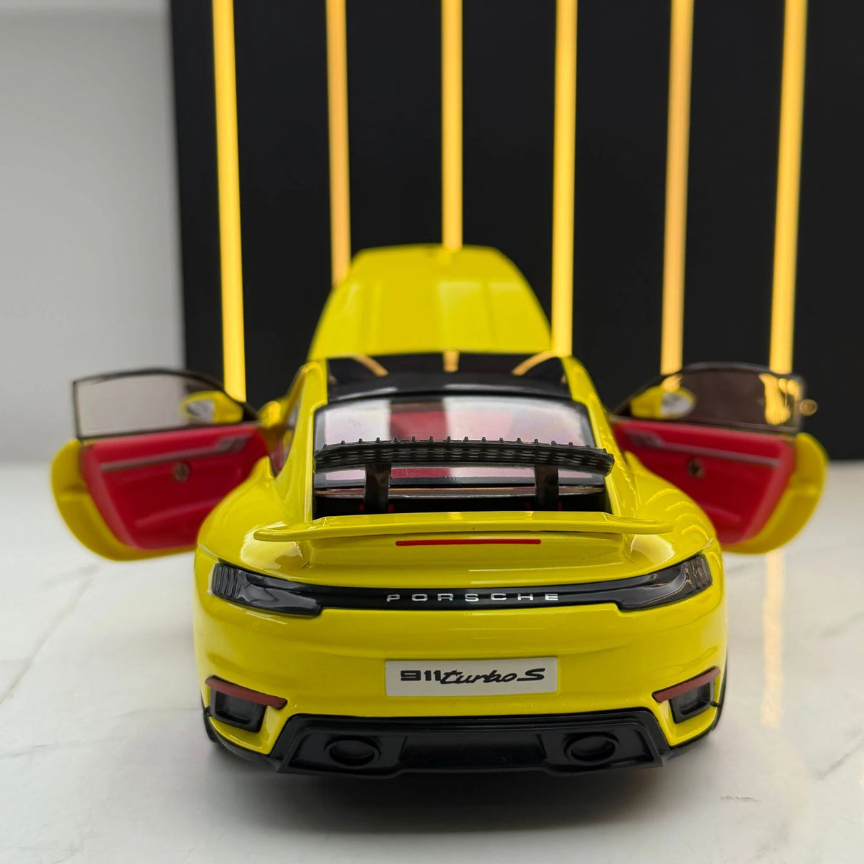 Porsche 2021 911 Turbo S geel 1:24 – diecast displaymodel