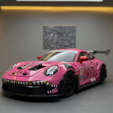 Porsche 2023 911 GT3 RS T-Rex Livery roze #80 1:24 diecast displaymodel - aanzicht 1