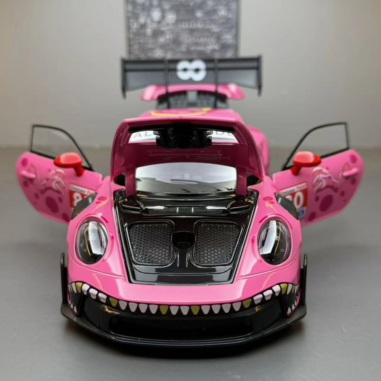 Porsche 2023 911 GT3 RS T-Rex Livery roze #80 1:24 diecast displaymodel - aanzicht 2
