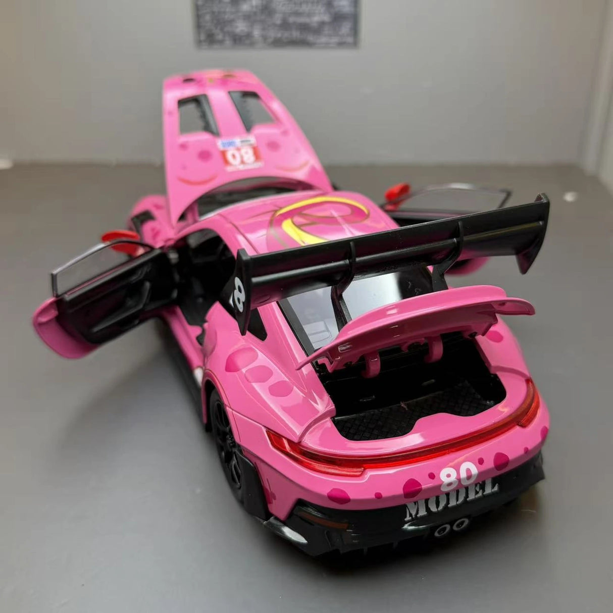 Porsche 2023 911 GT3 RS T-Rex Livery roze #80 1:24 diecast displaymodel - aanzicht 8