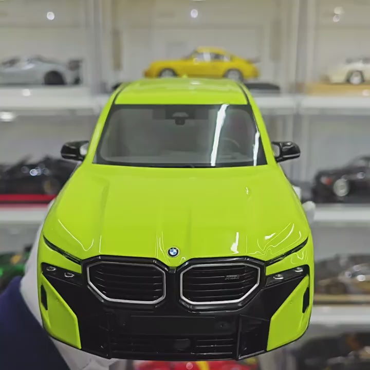 [Minichamps] سيارة BMW 2023 XM مصغرة بمقياس 1:18 باللون أسود