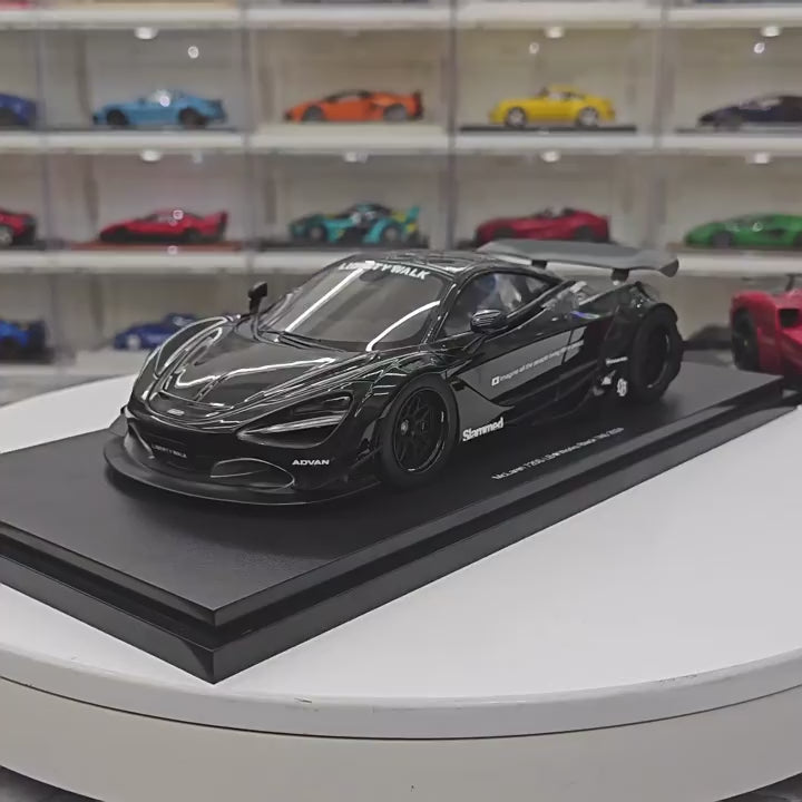 [Top Speed] McLaren 2024 720S Liberty Walk svart i skala 1:18 - modellbil