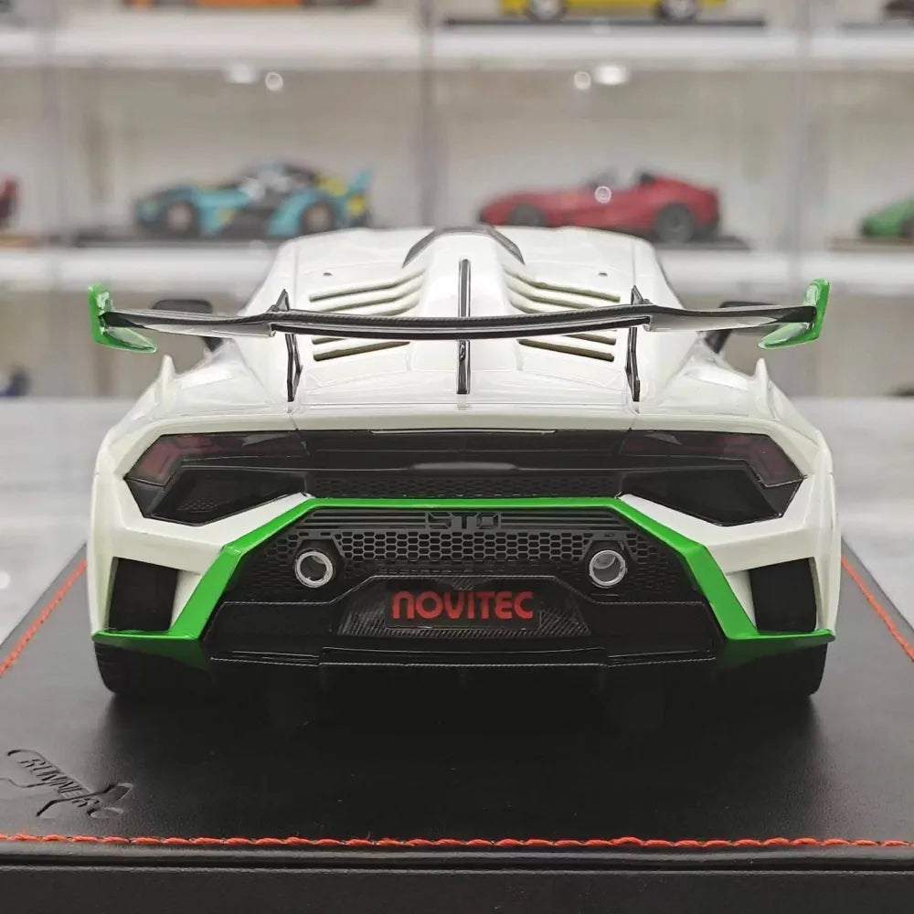 [Runner] 1:18 Lamborghini 2021 Huracan STO Novitec bianco modellino di auto resina
